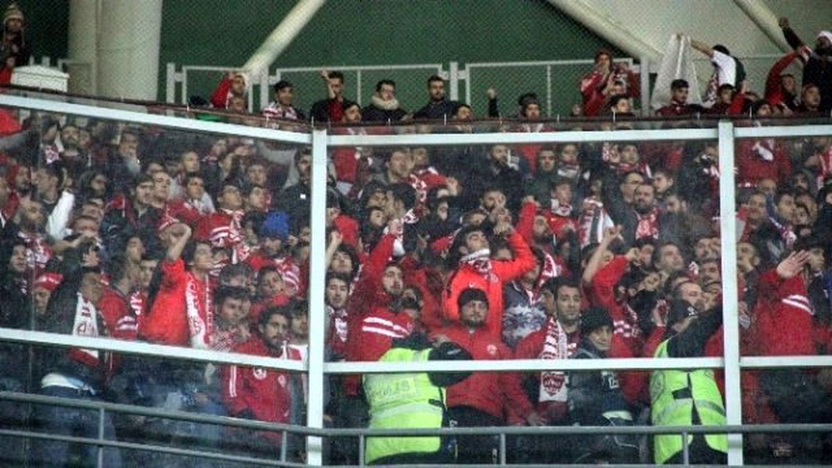 Antalyaspor Taraftarından Milli Stada Zarar