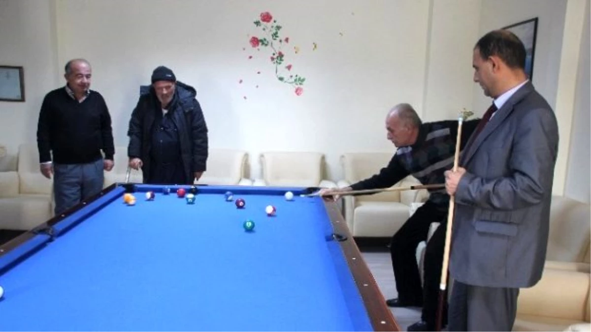 Başkan Arif Çayır Huzurevi\'ne Bilardo Masası Hediye Etti