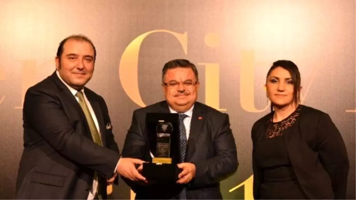 Başkan Yağcı "Golden City Awards 2016" Yılının En İyi İl Belediye Başkanı Seçildi