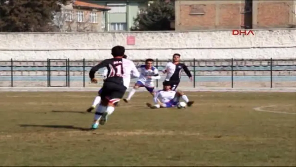 Burdur Rakibinin Müdahalesiyle Düşen Futbolcunun Omzu Kırıldı