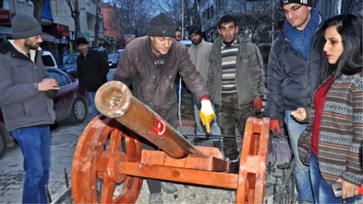 Cadde Ortasına Ahşaptan Savaş Topu Yerleştirildi