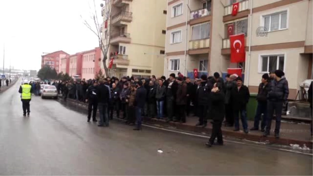 Cizre\'de Şehit Düşen Özel Harekat Polisi Ömer Güney\'in Cenaze Namazı - Sivas
