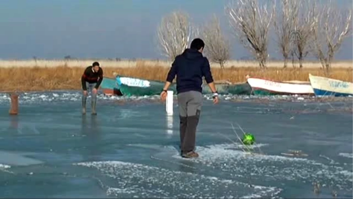 Donmuş Gölde Buz "Okeyi"