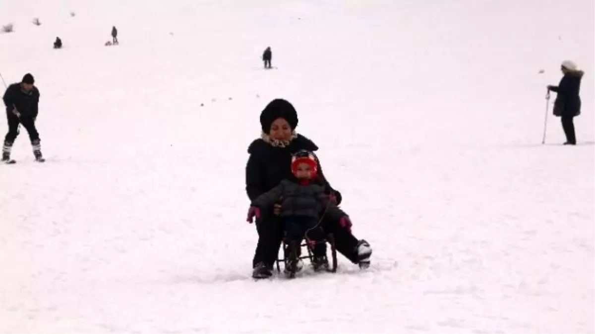 Elazığ\'da Tatilciler, Kayak Merkezinde Karın Tadını Çıkartıyor