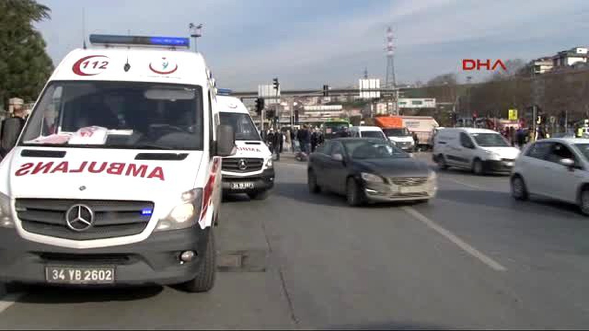 Kamyonet, Özel Halk Otobüsüne Çarptı 9 Yaralı