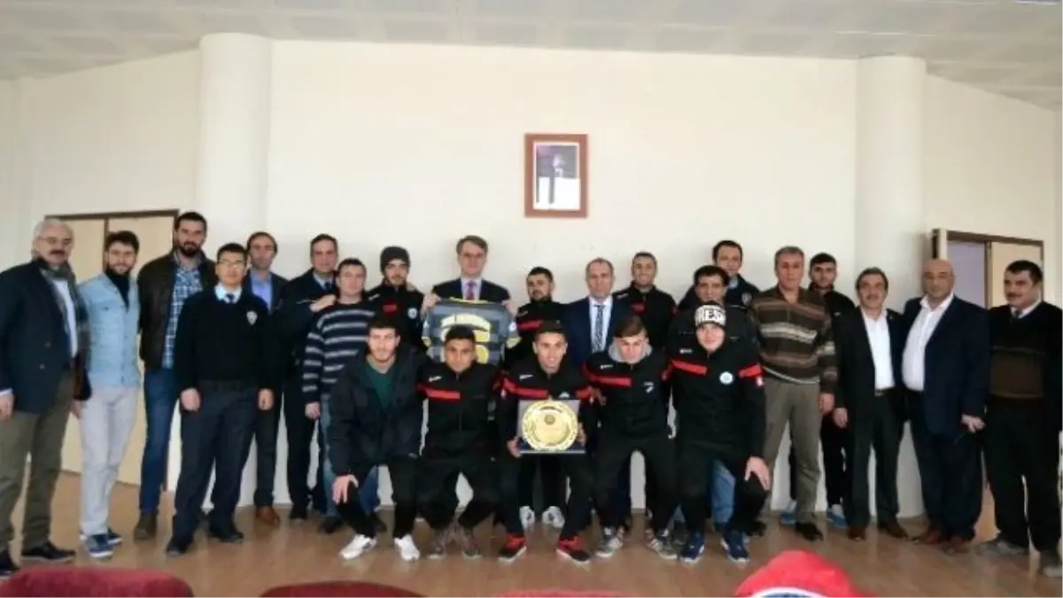 Kulu Emniyet Müdürü Gürkan\'dan, Kulu Belediyespor\'a Plaket