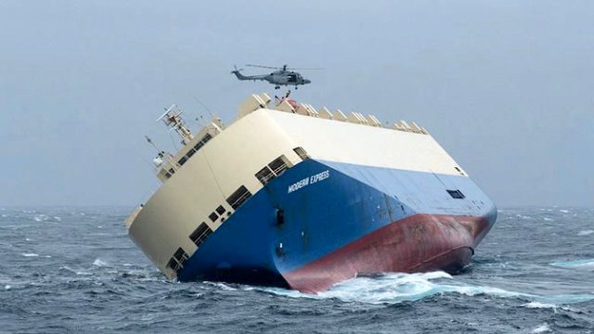 Kuru Yük Gemisi Karaya Sürükleniyor