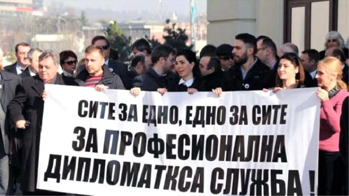 Makedonya Dışişleri Bakanlığı\'nda Protesto
