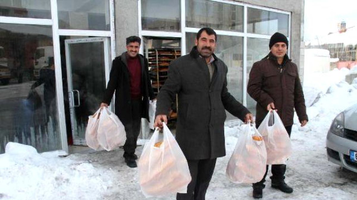 Muradiye\'de 50 Kuruşluk Ekmek Kuyruğu