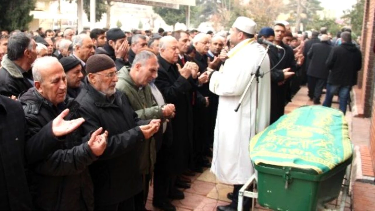 Ölen Kadiri Tarikatı Şeyhinin Tabutu Sancaklar Eşliğinde Taşındı