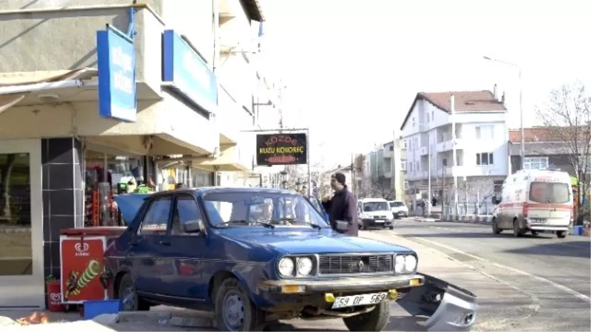 Otomobil Bakkala Dalmaktan Son Anda Kurtuldu: 4 Yaralı