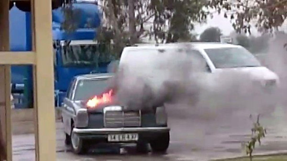 Park Halindeki Otomobil Alev Aldı