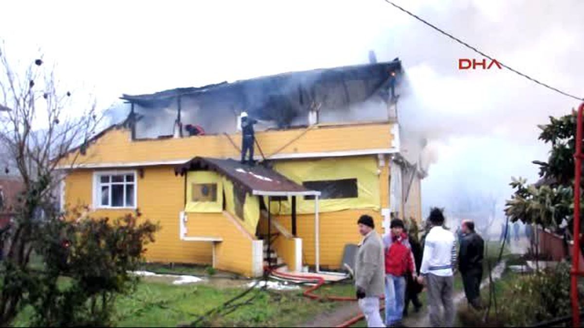 Sakarya Elektrik Kontağı 2 Katlı Evi Yaktı