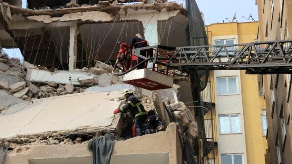 Şanlıurfa\'da Yıkım Yapılan Binada Göçük Meydana Geldi