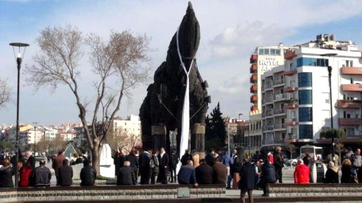 Truva Atı\'na Barış İçin Beyaz Fular Bağladılar