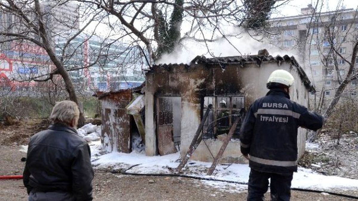Yanan Kulübesini Çaresiz Bakışlarla İzledi