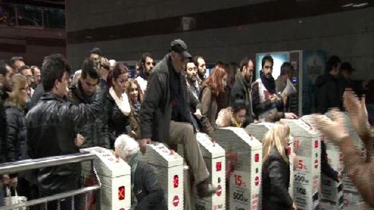 Zammı Protesto Ettiler, Turnikelerden Akbil Basmadan Geçtiler