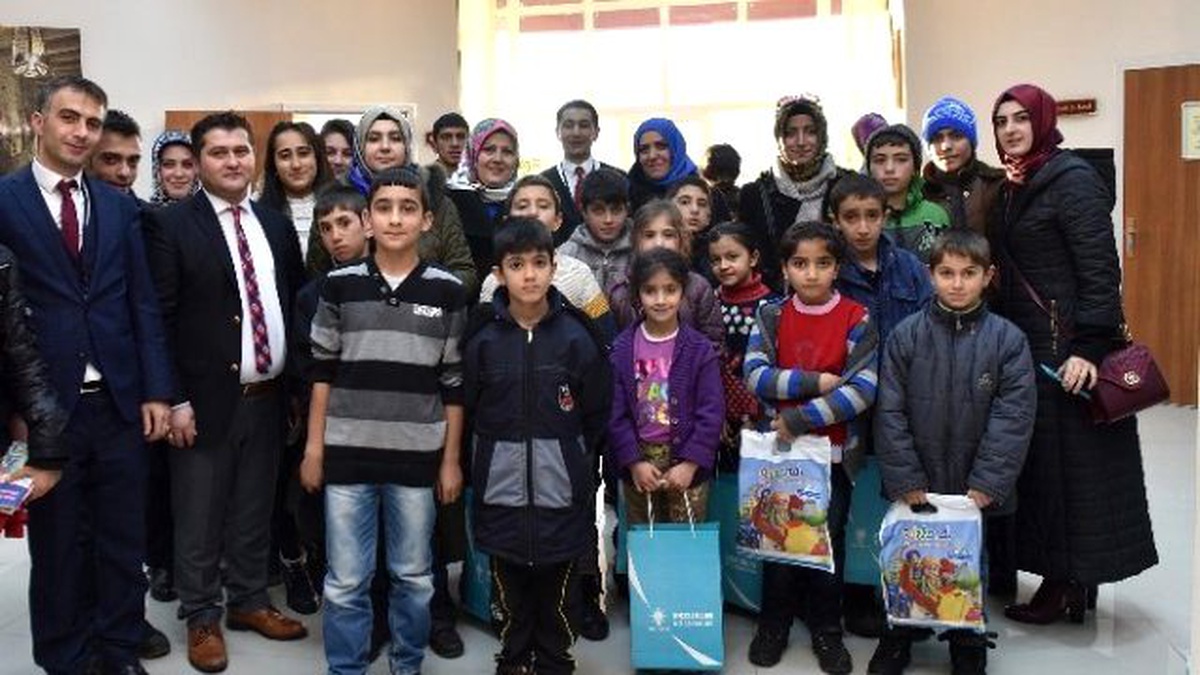 Ak Partili Kadınlardan Öğrencilere Kırtasiye Yardımı
