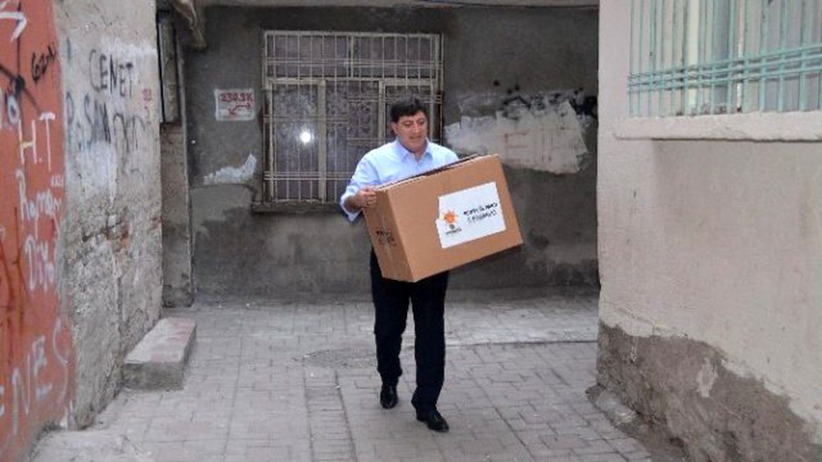 Akar\'dan Sur Halkına Yardım