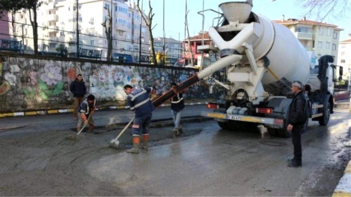 Akçakoca\'da Yolların Bakımı ve Onarımı Aralıksız Sürüyor