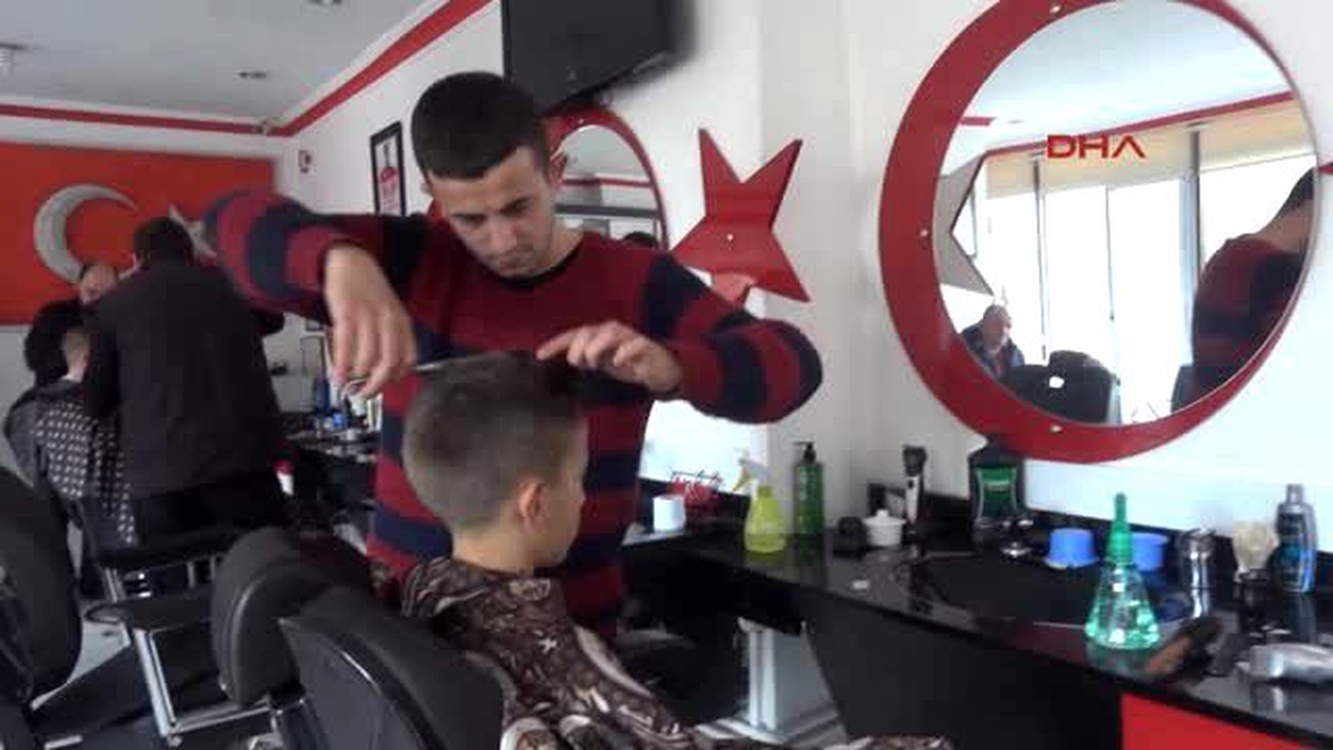 Ay-Yıldızlı Dekorlu Berber Dükkanında Yarı Fiyatına Tıraş