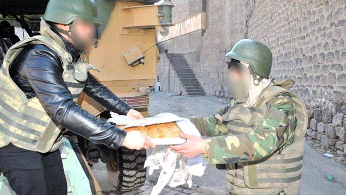 Ayhan, Güvenlik Güçlerine Baklava Gönderdi