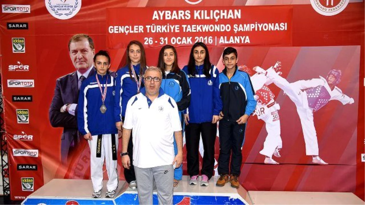 Bağcılarlı Karateciler Gençler Türkiye Şampiyonu Oldu