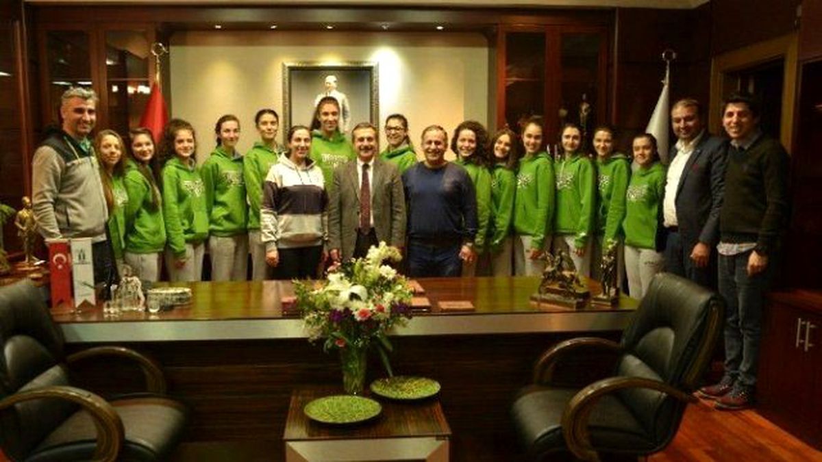 Başkan Ataç\'tan Voleybolcu Kızlara Ödül