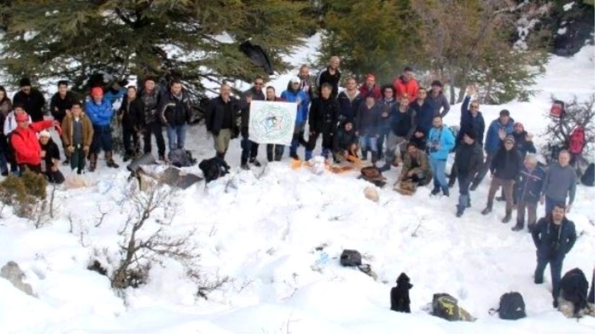 Beyşehir\'de Doğaseverlerden Kar Yürüyüşü Etkinliği