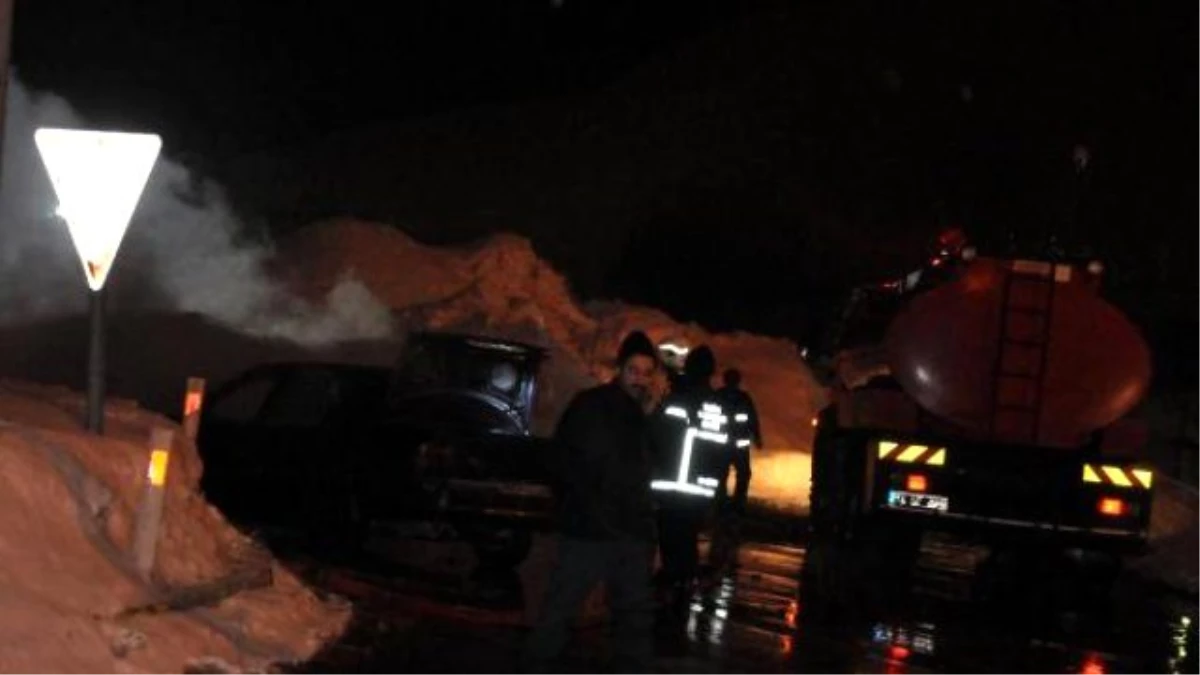 Bitlis\'te Seyir Halindeki Otomobil Alev Aldı