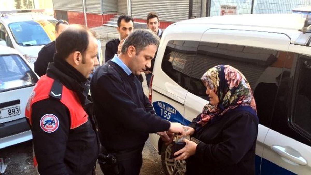 Bulduğu Para Dolu Cüzdanı Polise Teslim Etti