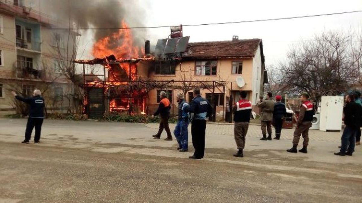 Bursa\'daki Yangında Üç Ev Küle Döndü