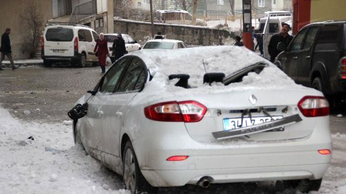 Çatıda Düşen Kar Kütlesi Bir Aracı Kullanılamaz Hale Getirdi