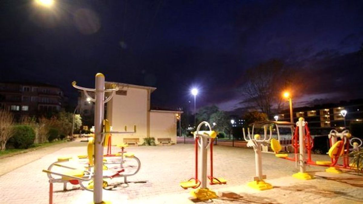 Çiftlikköy\'de Parklar Gündüz Gibi Işıldıyor