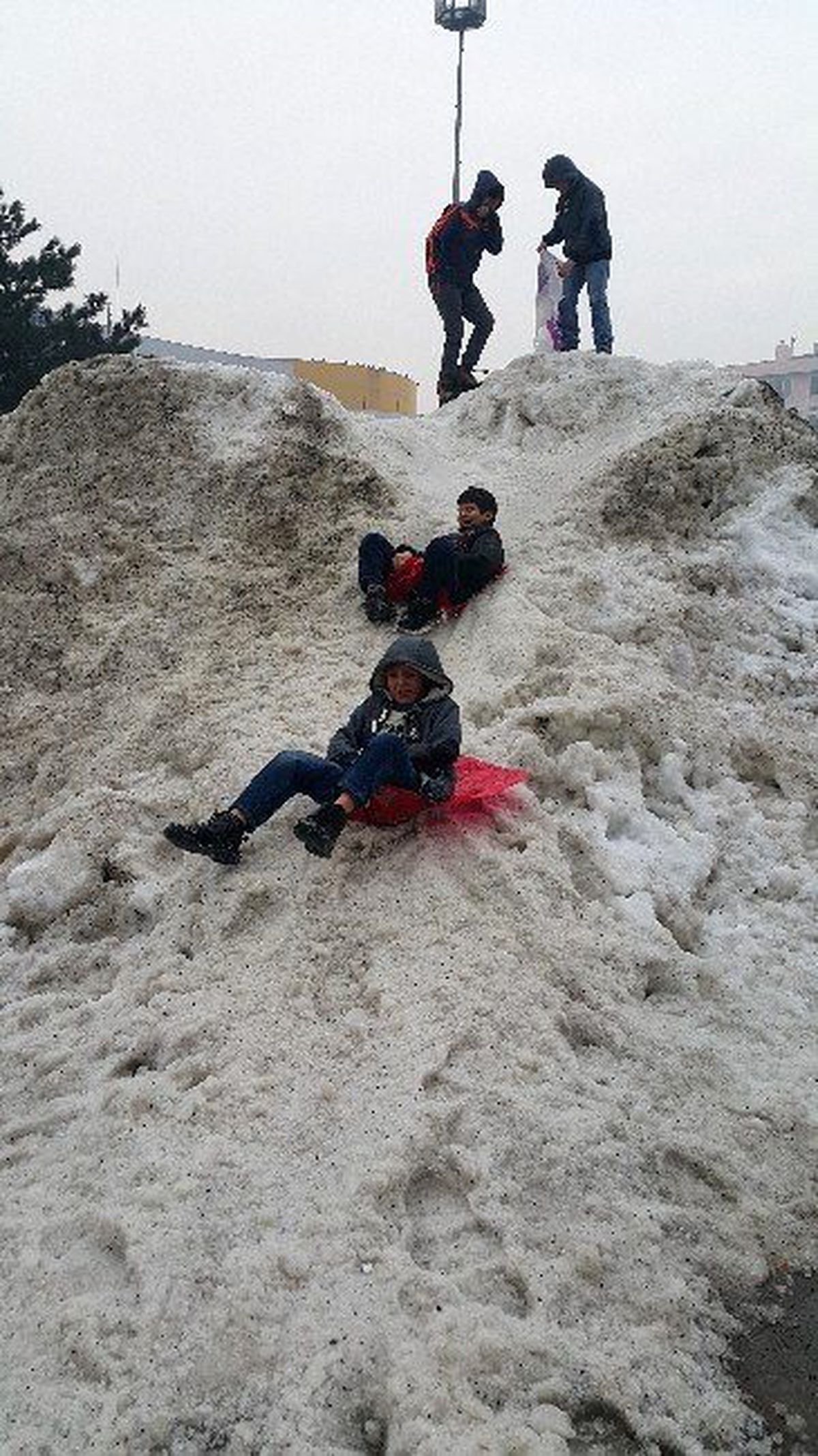 Çocuklar Kar Birikintilerini Eğlenceye Çevirdi