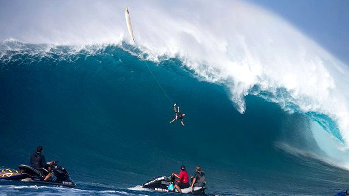 Dengesini Kaybeden Sörfçü Ölümden Döndü
