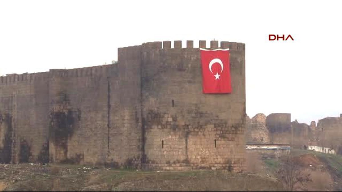 Diyarbakır Sur\'a Dev Türk Bayrağı Asıldı