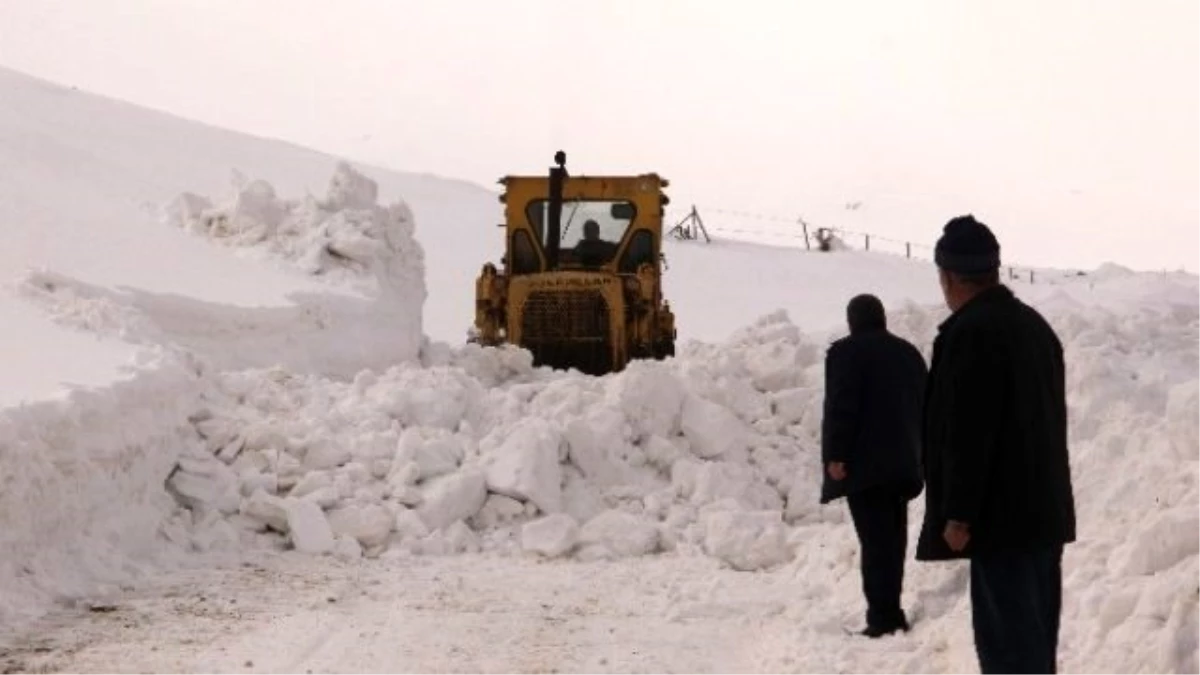 Elazığ\'da Kar 45 Köy Yolunu Kapattı