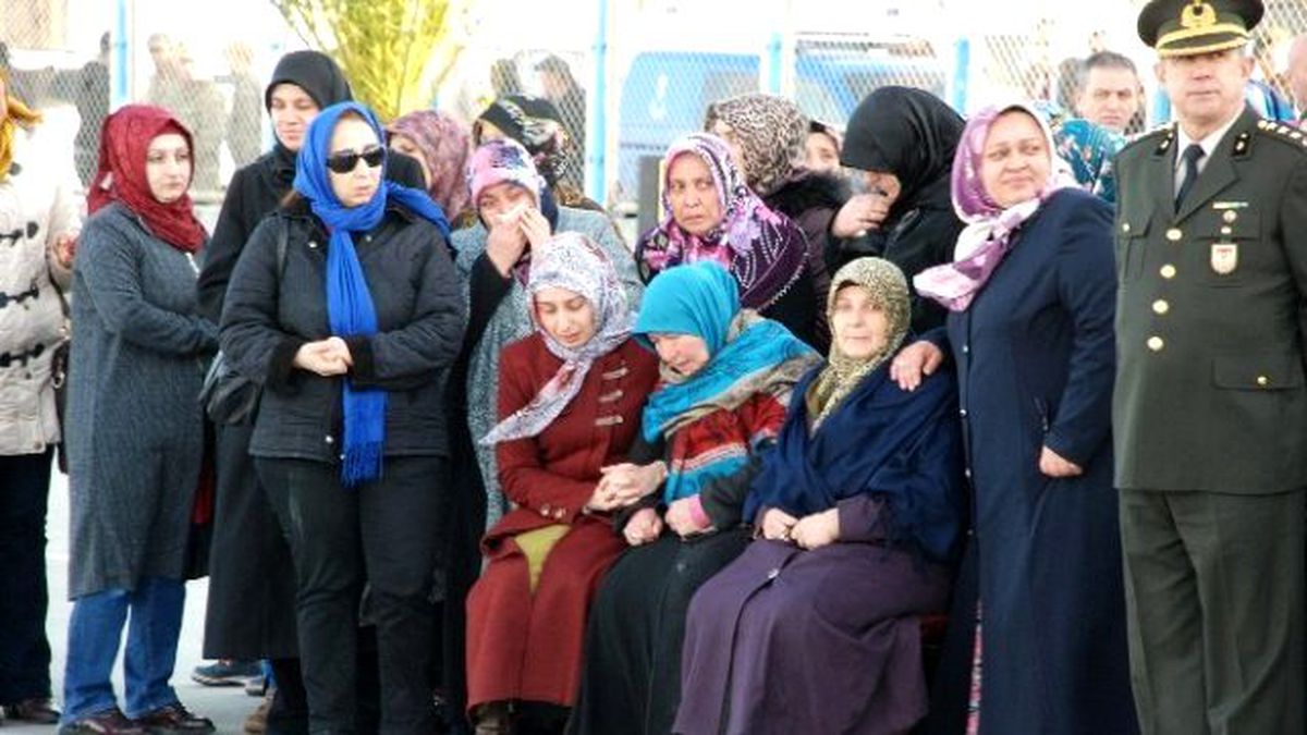Gümüşhaneli Şehit Teğmen Erdoğan\'ın Cenazesi Askeri Uçakla Trabzon\'a Getirildi