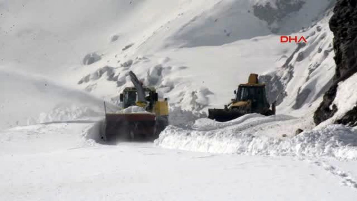 Hakkari\'de 2 Bin 500 Rakımda Kırılan Su Borusu Onarıldı