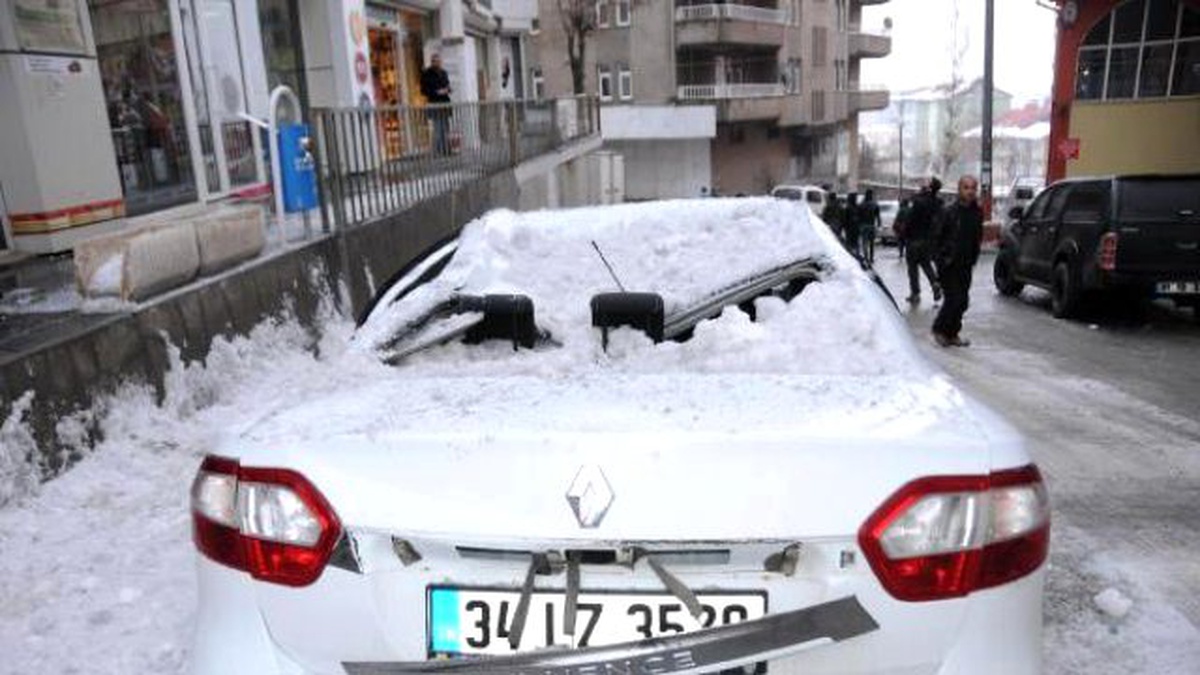 Hakkari\'de Çatıdan Otomobilin Üzerine Kar Kütlesi Düştü