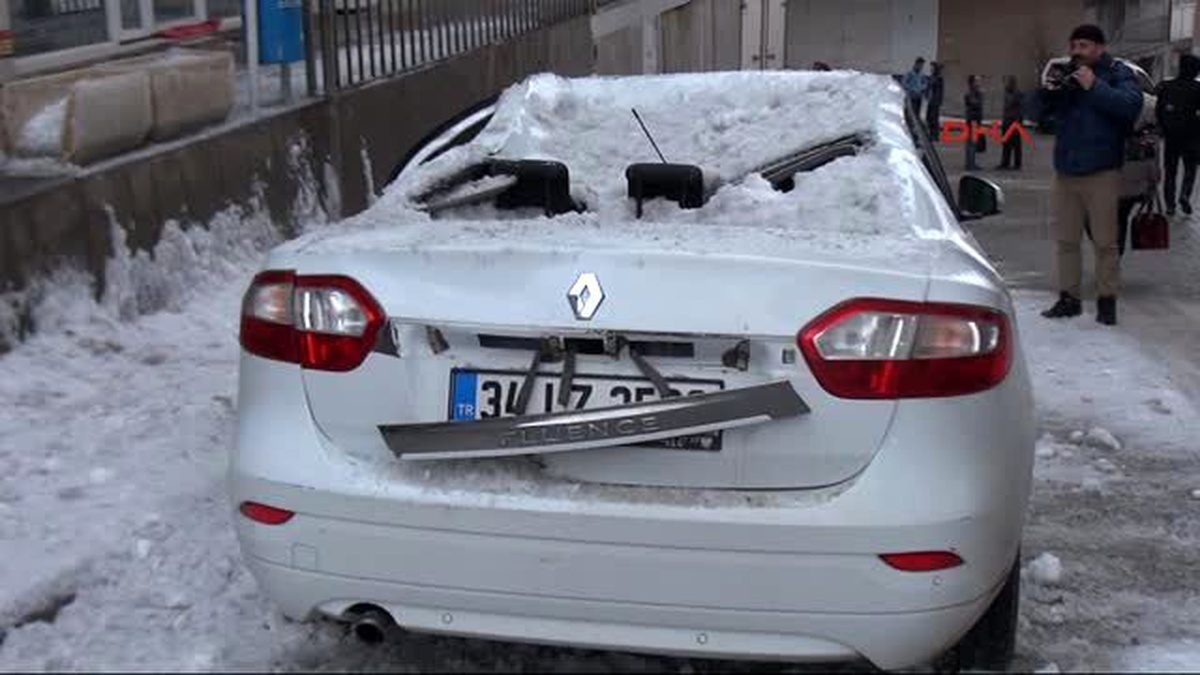 Hakkari\'de Çatıdan Otomobilin Üzerine Kar Kütlesi Düştü