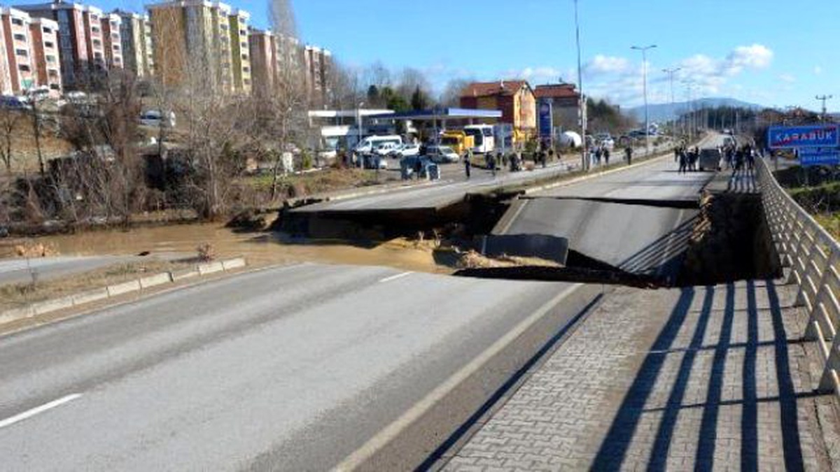 Karabük\'te Sel: Karayolu Çöktü, Mahalle Su Altında