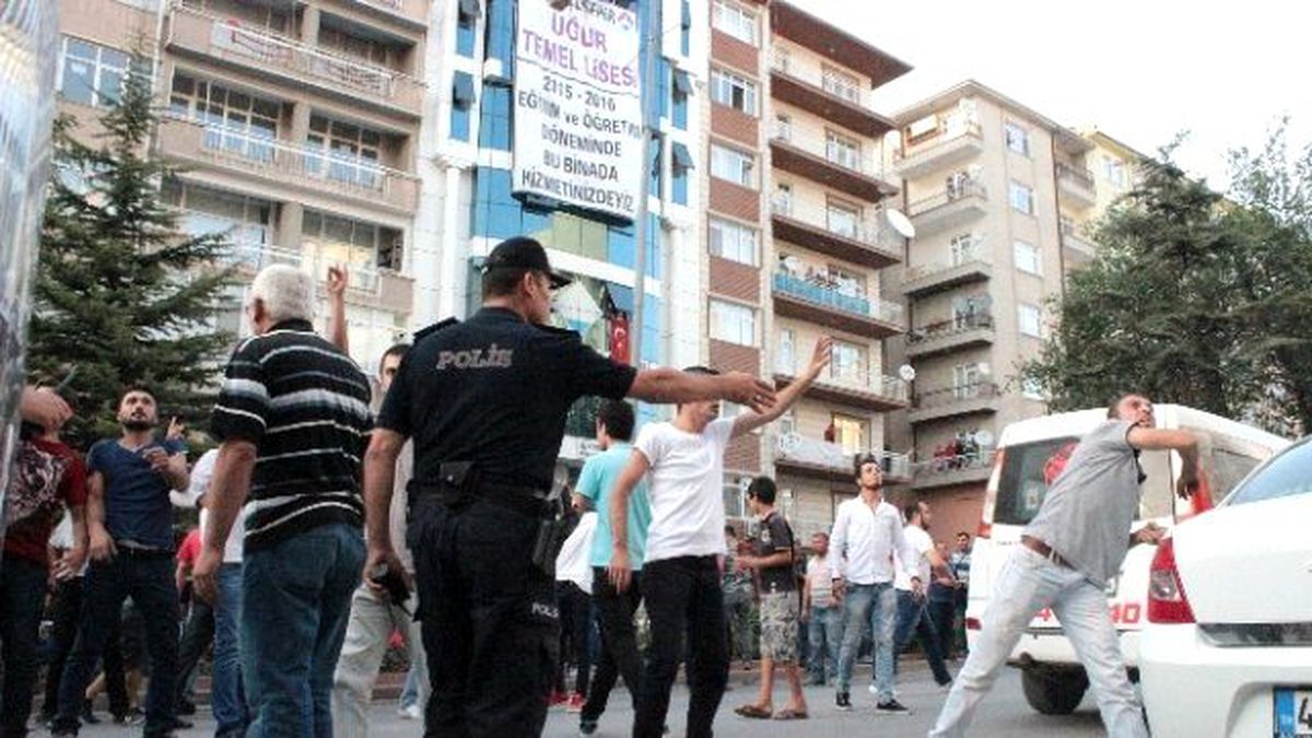 Kırşehir\'de Hdp Binasının Taşlanması ile İlgili Duruşmada 10 Sanık Hakim Karşısına Çıktı