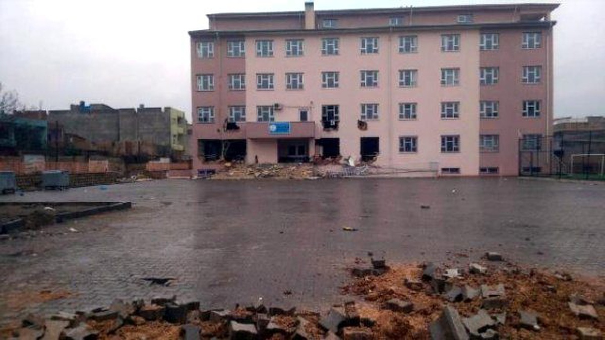 Nusaybin\'de PKK\'lılar Okulu Yıkmaya Çalıştı
