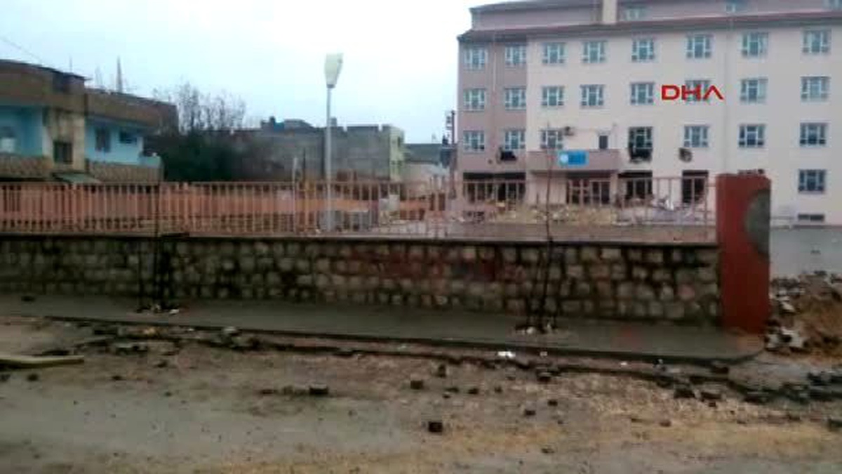 Nusaybin\'de PKK\'lılar Okulu Yıkmaya Çalıştı