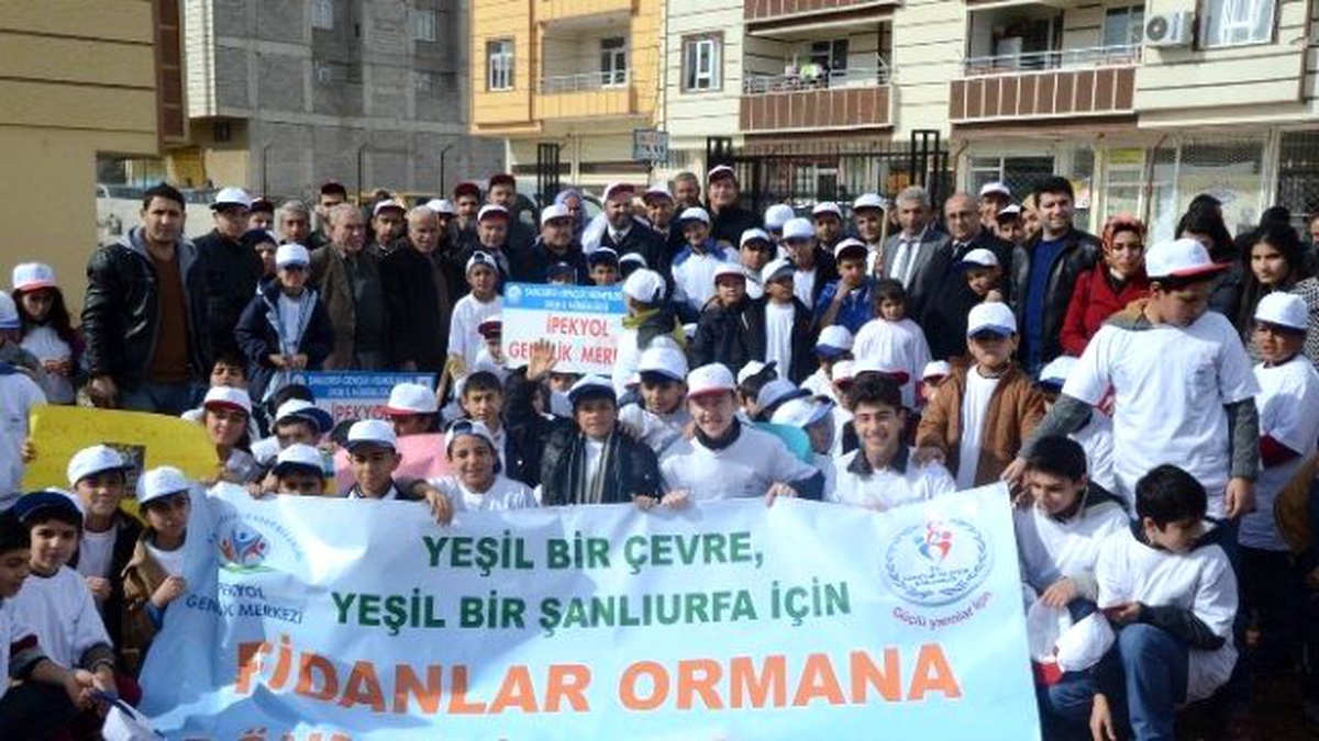 Öğrenciler ve Cami Cemaati Fidan Dikti
