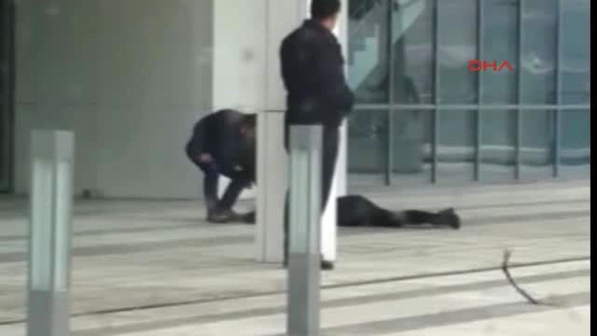 Öldürdüğü Kadının Başında Elinde Silahla Bekledi