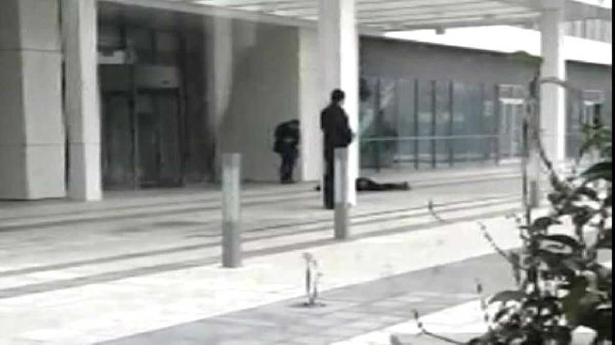 Öldürdüğü Kadının Başında Elinde Silahla Bekledi