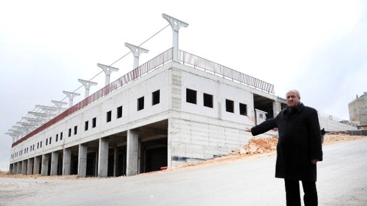 Onatkutlar Uzay Çatılı Pazar Yeri Hızla Yükseliyor